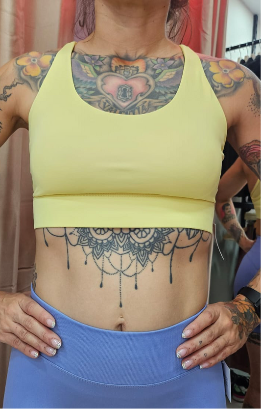 TOP DEPORTIVO AMARILLO KORA DETALLE PUNTILLA